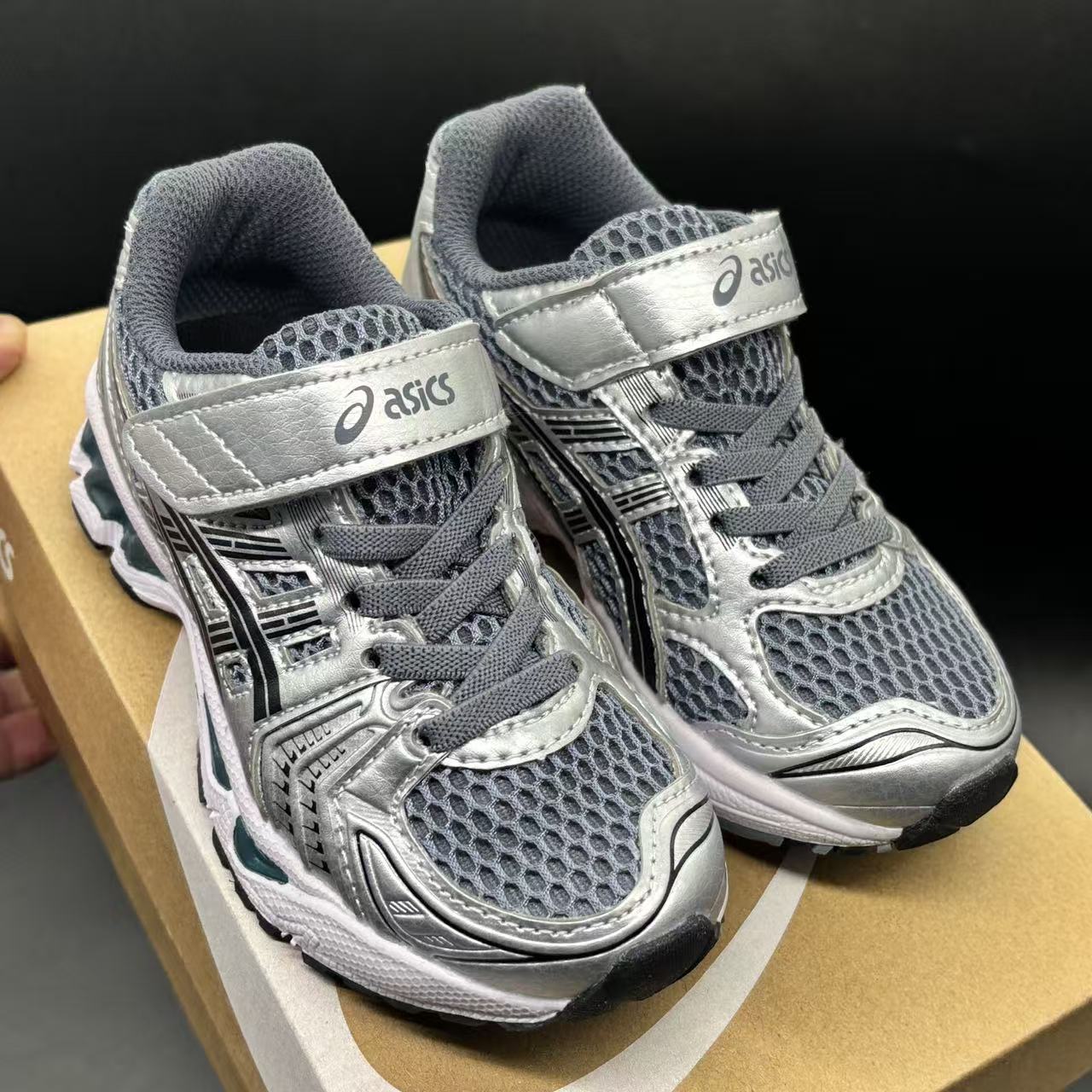 Children's shoes child